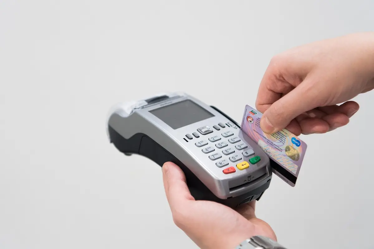 cartão de débito molhado estraga