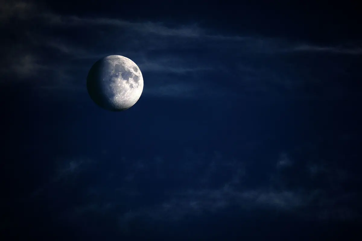 maior lua de plutão