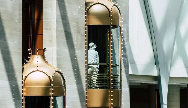 Sonhar com elevador: interpretações ocultas de altos e baixos na vida