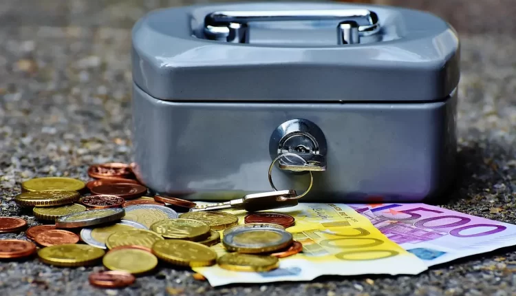 Sonhar achando dinheiro: 7 presságios positivos que indicam prosperidade