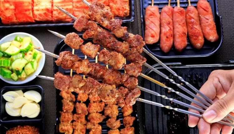 Sonhar assando carne: significados ocultos de união e fartura