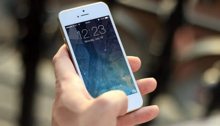 Sonhar com celular novo: presságio de comunicação e novas conexões
