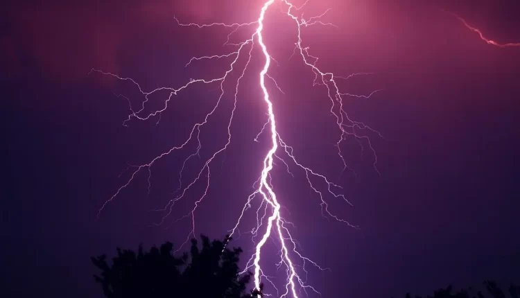 Sonhar com choque elétrico: alerta espiritual sobre energia intensa