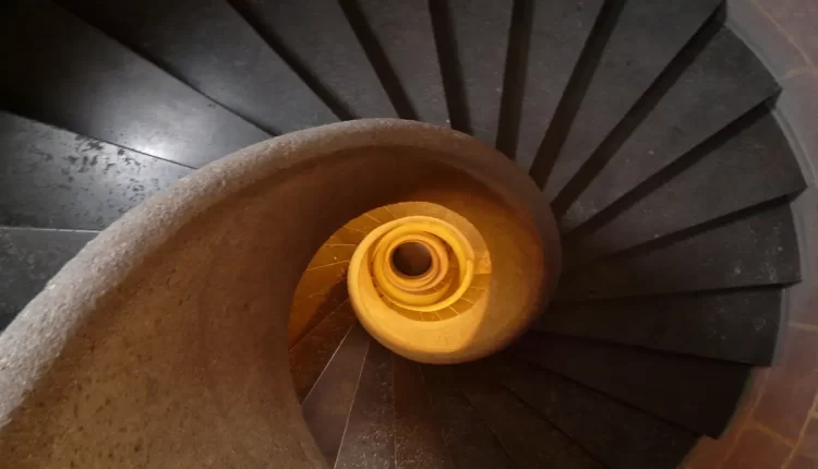 Sonhar descendo escada com outra pessoa: 10 significados impactantes que você precisa saber agora!