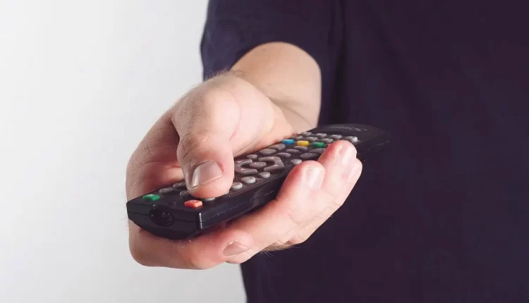 Como Ligar a TV TCL Sem Controle: 7 Métodos Imperdíveis que Você Precisa Conhecer Hoje!